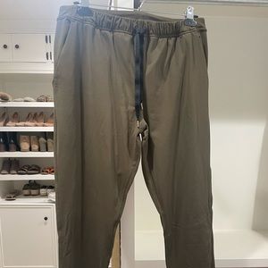 Lululemon On the Fly Green Sz 8